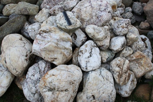 Kamenclub.ru: Кварцевый валунчик фр.100-300 мм.  купить в Ижевске кварц белый, бежевый молочный рыжий крупный природный камень галечник 7850 руб/т   фото КАМЕНЬ КЛУБ