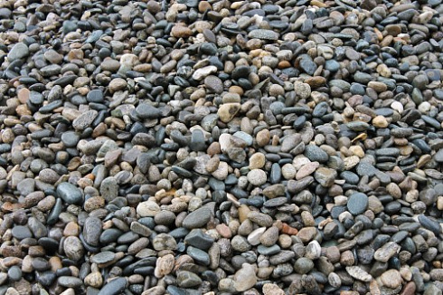 Kamenclub.ru: Галька горная речная окат (цветная) фр. 20-40 мм. купить  в Ижевске галька речная серый синий бежевый белый окатанная речная галька ландшафтная 6800 руб/т   фото КАМЕНЬ КЛУБ