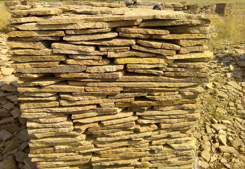 Kamenclub.ru: Песчаник пластушка желтый с разводом под дерево (2 см)  купить в Ижевске плитняк желтый с разводами, желтый, рыжий, серый песчаник пластушка рваная ландшафтная 11 000 руб/м3   фото КАМЕНЬ КЛУБ