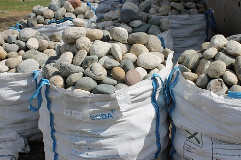 Kamenclub.ru: Речной валун (Ассорти) фр.100-300 мм.  купить в Ижевске галечник серый, темно-серый, светло-серый речная галька крупных размеров 4200 руб/т   фото КАМЕНЬ КЛУБ