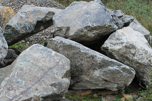 Kamenclub.ru: Змеевик скальник фр. 500-1500 мм.  купить в Ижевске змеевик зеленый серый черный глыба скальная колотая 7500 руб/т   фото КАМЕНЬ КЛУБ