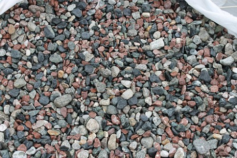 Kamenclub.ru: Мраморная крошка (щебень галтованный микс:: серый-зеленый-розовый) фр.10-20 мм.  купить в Ижевске мрамор серый, зеленый, розовый щебень окатанный округлый декоративный ландшафтный 15500 руб/т   фото КАМЕНЬ КЛУБ