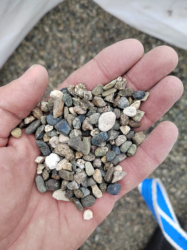 Kamenclub.ru: Галька речная окат (серая) фр.5-10 мм купить  в Ижевске галька речная серая, серый, темно-серый, светло-серый, коричневый речная окатанная галька декоративная ландшатфная 5000 руб/т   фото КАМЕНЬ КЛУБ