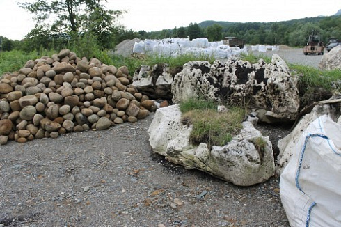 Kamenclub.ru: Песчаник ядра, фр. 100-300 мм  купить в Ижевске песчаник бежевый серый рыжий речная галька 5 000 руб/т   фото КАМЕНЬ КЛУБ