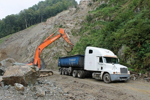 Kamenclub.ru: Гранит скальник (серо-зеленый) фр. 500-1500 мм.  купить в Ижевске гранит мрамор  серый зеленый темно-серый глыба скальная колотая ландшафтная 7 500 руб/т   фото КАМЕНЬ КЛУБ