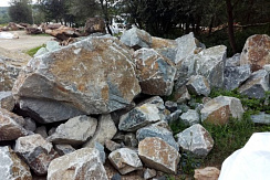 Kamenclub.ru: Гранит скальник (серо-зеленый) фр. 500-1500 мм.  купить в Ижевске гранит мрамор  серый зеленый темно-серый глыба скальная колотая ландшафтная 7 500 руб/т   фото КАМЕНЬ КЛУБ
