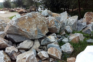 Kamenclub.ru: Гранит скальник (серо-зеленый) фр. 500-1500 мм.  купить в Ижевске гранит мрамор  серый зеленый темно-серый глыба скальная колотая ландшафтная 7 500 руб/т   фото КАМЕНЬ КЛУБ