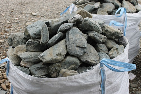 Kamenclub.ru: Гранит скальник (серо-зеленый) фр. 100-500 мм.  купить в Ижевске гранит зеленый, серый, салатовый крупный ландшафтный валун 6 000 руб/т   фото КАМЕНЬ КЛУБ