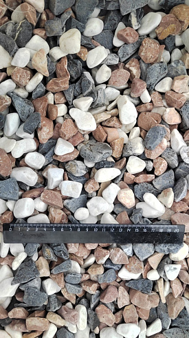 Kamenclub.ru: Мраморная крошка (щебень галтованный микс:белый-зеленый-розовый) фр.20-40 мм.  купить в Ижевске мрамор белый, зеленый, розовый мрамор декоративный (галтовка) 15500 руб/т   фото КАМЕНЬ КЛУБ