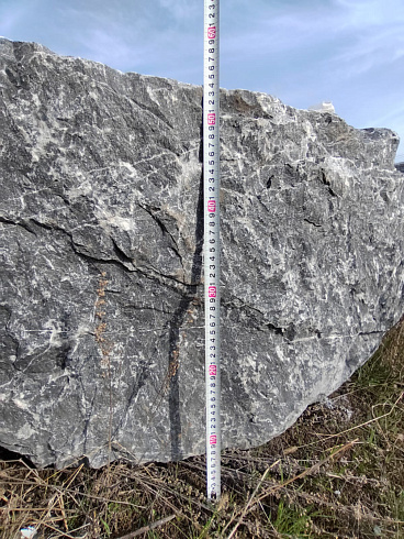 Kamenclub.ru: Черный мрамор скальник фр. 1000-1500 мм.  купить в Ижевске мрамор черный белый серый крупный колотый валун ландшафтный 9000 руб/т   фото КАМЕНЬ КЛУБ