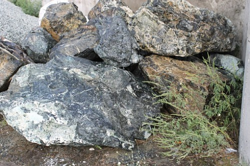 Kamenclub.ru: Змеевик скальник фр. 500-1500 мм.  купить в Ижевске змеевик зеленый серый черный глыба скальная колотая 7500 руб/т   фото КАМЕНЬ КЛУБ