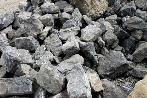 Kamenclub.ru: Черный мрамор скальник фр. 1000-1500 мм.  купить в Ижевске мрамор черный белый серый крупный колотый валун ландшафтный 9000 руб/т   фото КАМЕНЬ КЛУБ