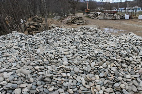 Kamenclub.ru: Галька речная плоская (ассорти) фр. 100-200-300 мм. купить  в Ижевске галька плоская разноцветная серый белый темно-серый синий речная галька ландшафтная 8000 руб/т   фото КАМЕНЬ КЛУБ