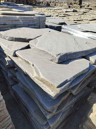 Kamenclub.ru: Песчаник пластушка галтованная светло-серая (3,0 см)  купить в Ижевске песчаник светло-серый, серый ландшафтный камень рваный колотый 21000 руб/м3   фото КАМЕНЬ КЛУБ