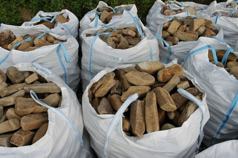 Kamenclub.ru: Песчаник для строительства и кладки блочный (фр 100-200 мм)  купить в Ижевске песчаник бежевый серый рыжий валун мелкий для строительства песчаник 6500 руб/т   фото КАМЕНЬ КЛУБ