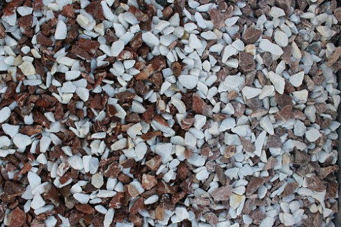 Kamenclub.ru: Мраморная крошка (щебень крошка микс: белый-розовый) фр. 10-20 мм.  купить в Ижевске мрамор белый, розовый каменный декоративный ландшафтный щебень 12000 руб/т   фото КАМЕНЬ КЛУБ